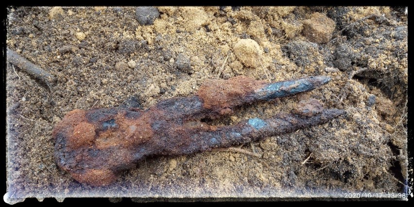 Znaleziono szczątki wojskowego samolotu rozbitego pod Dziergowicami. Na pokładzie był skarb. Co się z nim stało?