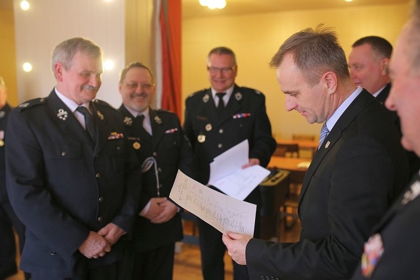 Sprzęt przekazali prezes gminny Józef Olek, komendant gminny...
