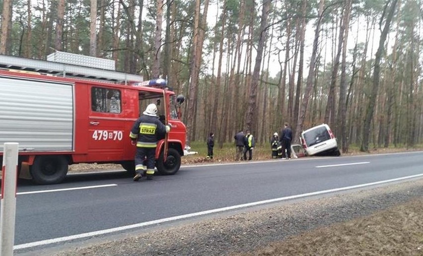 Fiat doblo wjechał do rowu.