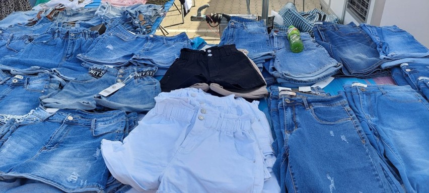 Mnóstwo letnich ubrań i modnych dodatków na targowisku przy ulicy Dworaka w Rzeszowie [ZDJĘCIA]