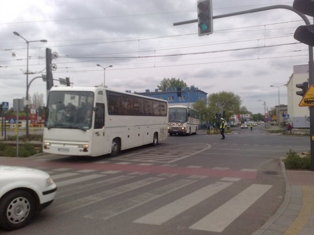 Autokary z kibicami zmierzają na stadion Zawiszy