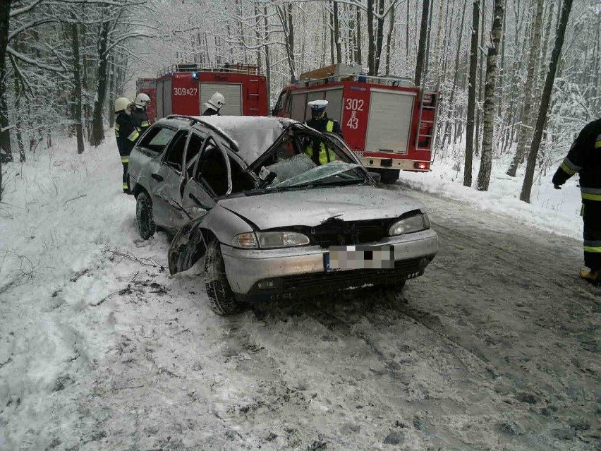 Trzy osoby ranne w wypadku na drodze Prószków - Ochodze.