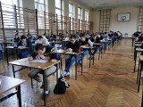 Świętokrzyska Matura Próbna 2020 w Busku. Maturzyści poradzili sobie z matematyką (ZDJĘCIA)