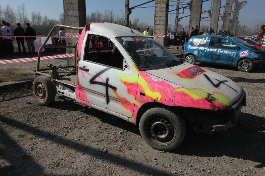 Destruction Derby Krk: wyścigi samochodowe w Krakowie [ZDJĘCIA]