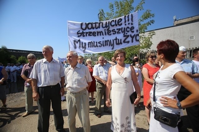 Kilkuset mieszkańców Strzemieszyc przeszło w milczącym proteście z maseczkami na twarzach spod bazyliki ulicą Majewskiego pod siedzibę firmy Remondis w Strzemieszycach