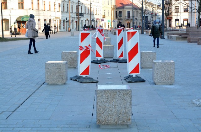 Kamienne słupki zostały przesunięte bliżej fontann linearnych, aby chroniły je np. przed najechaniem przez samochód