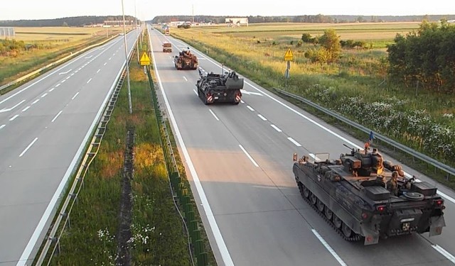 Od piątku (28 lutego) na polskich drogach, kierowcy muszą się spodziewać pewnych utrudnień i ograniczeń prędkości. A to dlatego, że w kwietniu rozpoczynają się duże, międzynarodowe ćwiczenia na polskich poligonach. Z zachodu ruszą do nas m.in. amerykańskie czołgi stacjonujące w Niemczech. To będą największe od ponad 30 lat ćwiczenia wojskowe w Europie z udziałem U.S. Army i sił zbrojnych innych państw członkowskich NATO!SPRAWDŹ SZCZEGÓŁY NA KOLEJNYCH SLAJDACH. PORUSZAJ SIĘ PO GALERII PRZY POMOCY STRZAŁEK I GESTÓW NA TELEFONIE KOMÓRKOWYM.