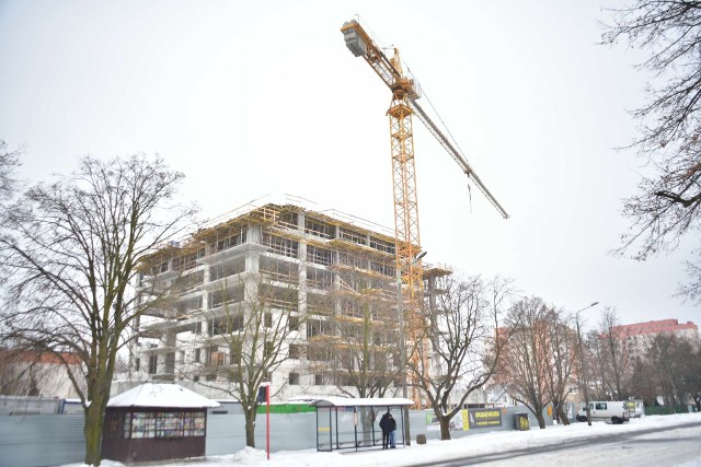 W bardzo sprawnym tempie budowany jest budynek mieszkalny z częścią usługową Struga Tower przy ulicy Struga w Radomia. Chociaż budowa jest dopiero na poziomie 8 piętra większość mieszkań zostało już sprzedanych, bądź zarezerwowanych. Na kolejnych slajdach zobacz zdjęcia z budowy i wizualizacje budynku.