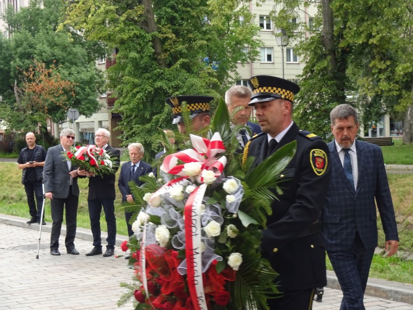 75. rocznica pogromu Żydów w Kielcach. Złożono kwiaty pod kamienicą na ulicy Planty ZDJĘCIA