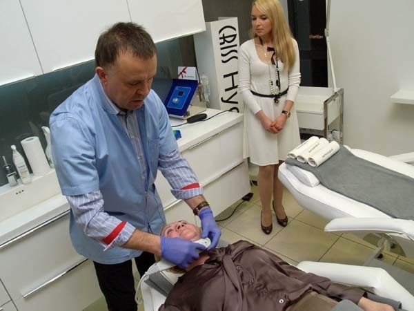 Dr Marek Iwaszko najpierw obejrzał tkankę podskórną pacjentki, po czym wykonał zabieg, kierując specjalnie dobrany strumień ultradźwięków do głębszych warstw skóry. Zabieg obserwowała także Edyta Szuplak-Słupczewska, właścicielka Instytutu.