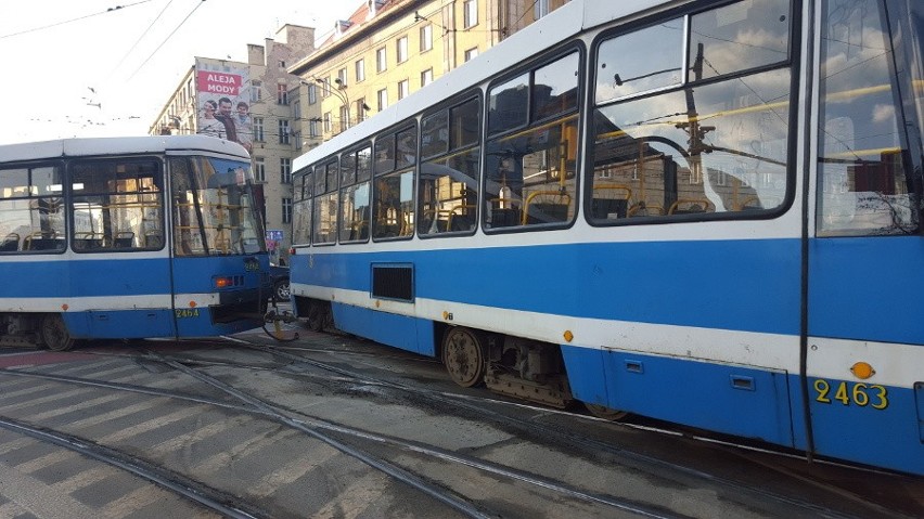 Tramwaj wykoleił się w centrum na środku skrzyżowania (OBJAZDY)