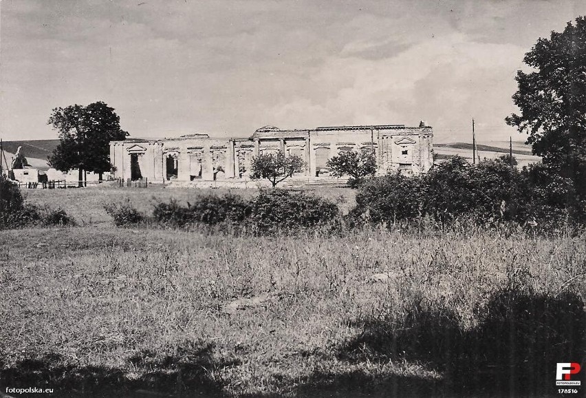 Ruiny klasycystycznego pałacu w Sobkowie. Lata 1960-1968.