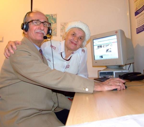 Walentyna i Edward Liszko już potrafią przeglądać strony internetowe. Teraz zabierają się za naukę skype'a.