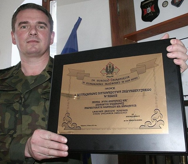 Na zdjęciu kapitan Bogusław Sempruch, szef sztabu 3 Batalionu Ratownictwa Inżynieryjnego z wyróżnieniem nadanym przez generała dywizji Zbigniewa Tłok-Kosowskiego, szefa Inspektoratu Wsparcia SZ.