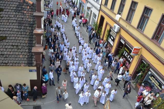 Tysiące wiernych z Koronowa i okolic uczestniczyły w uroczystościach Najświętszego Ciała i Krwi Chrystusa - Bożym Ciele. W mieście - jak co roku - procesja wyruszyła po mszy świętej odprawionej  o godz. 9.30 w z bazylice mniejszej pw. Wniebowzięcia NMP - do kościoła pw. św. Andrzeja. Procesja prowadziła  ulicą Bydgoską, Kościuszki, przez plac Zwycięstwa, ul. Hanki Sawickiej do dawnego kościoła farnego przy ul. Farnej. Pierwszy ołtarz był przy ul. Bydgoskiej  - przed pomnikiem Chrystusa Króla, ufundowanym  przez Polski Związek Byłych Więźniów Politycznych. Widnieje na pomniku napis: „Ci co wrócili tym, co zginęli”. Kolejne ołtarze były przed budynkiem Banku Spółdzielczego - u zbiegu ul. Kościuszki i Szkolnej, oraz przy placu Zwycięstwa i na ul. Farnej - przy pomniku Matki Boskiej, obok kościoła  pw. św. Andrzeja. Widok z góry na ul. Kościuszki