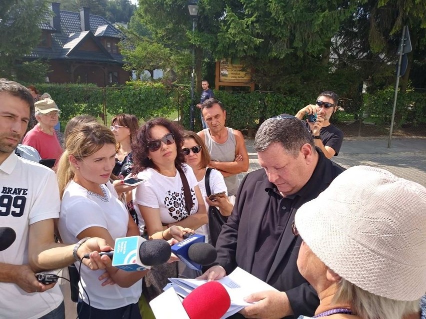 Rozpoczęcie roku szkolnego w Kazimierzu Dolnym z protestem w tle. "Dzieci grają na kościach zmarłych" (ZDJĘCIA)