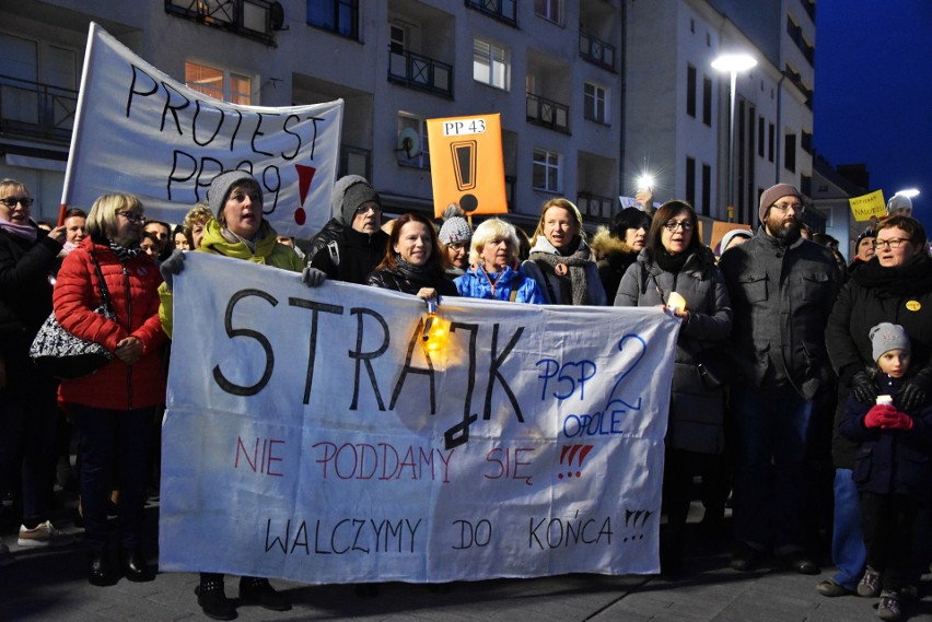 Kilkuset opolan, w tym pracowników oświaty, pojawiło się na...