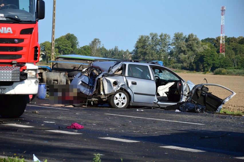 Tragiczny wypadek na "11" koło Koszalina. Nie żyją dwie osoby [NOWE FAKTY, ZDJĘCIA, WIDEO] 26.08.2019 