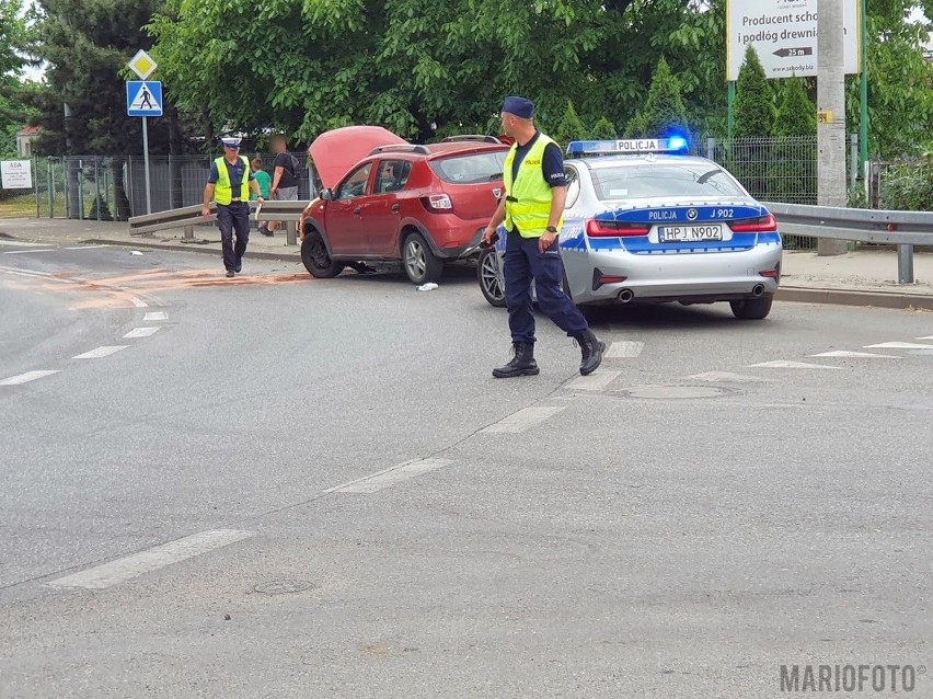 Wypadek w Opolu. Dacia wjechała w bariery na zakręcie ulicy...