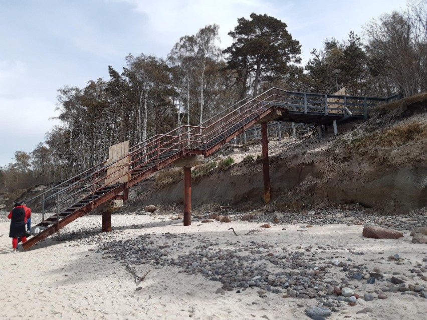 Nie ma zejścia schodami prowadzącymi na plażę w Przewłoce, w...