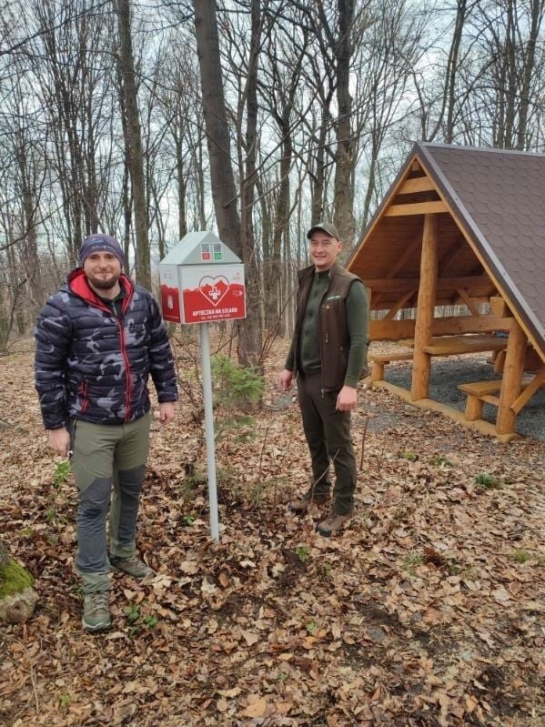 Apteczka na szlaku na szczycie Długoty