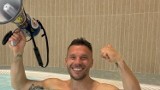 Lukas Podolski świętował wygraną w Wielkich Derbach Śląska w nietypowy sposób. Relaks w wodzie i megafon w ręku