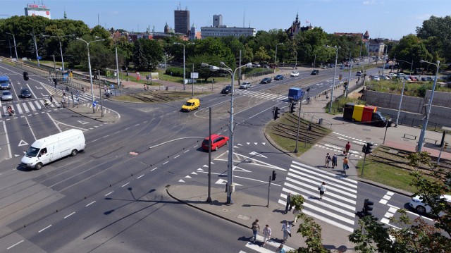 Nowa organizacja ruchu będzie obowiązywać od sobotniego poranka, 10.07.2015 r. W pierwszym etapie zamknięta zostanie jezdnia na Hucisku, ale drożny pozostanie chodnik od strony biblioteki