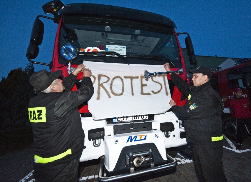 Protest strażaków w Tychowie: od wtorku OSP z jednym wozem [zdjęcia, wideo] 