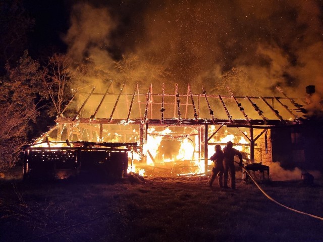 Do groźnego pożaru doszło nocą 28 maja w Woli Batorskiej koło Niepołomic. Ogień zniszczył m.in. budynek gospodarczy