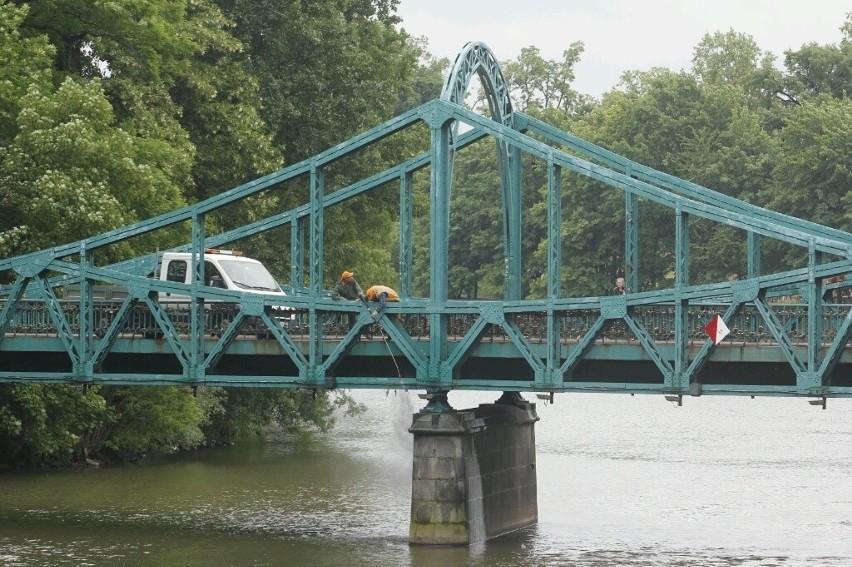 Wrocław: Odcinają kłódki na moście Tumskim (ZDJĘCIA)