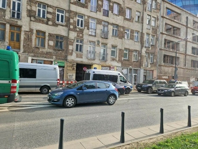 W jednej z przedwojennych kamienic przy ulicy Grzybowskiej na warszawskiej Woli dokonano makabrycznego odkrycia. Dotychczas odnaleziono tam cztery ciała.