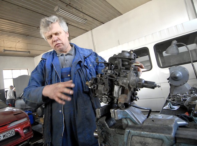 Władysław Staruk, mechanik samochodowy z Gryfina twierdzi, że wszystkie auta, w których wymienia pompy i wtryskiwacze, zostały uszkodzone z powodu chrzczonego paliwa.