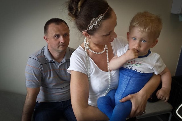 Jaś Szmyt urodził się z wadą nóżki, groziła mu amputacja. Rodzice przyjechali do wrocławskiego szpitala szukając pomocy. Teraz chłopca czeka zabieg w USA
