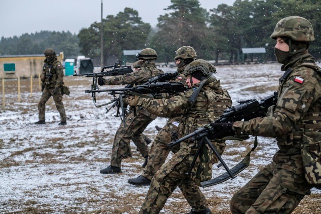 Te choroby wykluczą cię z powołania do wojska. W Polsce czynna służba wojskowa nie jest obowiązkowa, ale każdy mężczyzna i tak musi stawić się przed komisją lekarską, podczas której przyznawana jest kategoria wojskowa. Nie wszyscy mogą jednak dołączyć do armii. Wykluczyć nas mogą niektóre choroby przewlekłe i schorzenia. Sprawdź, które choroby sprawią, że nie będziesz mógł wstąpić do wojska. Szczegóły na kolejnych stronach ---->