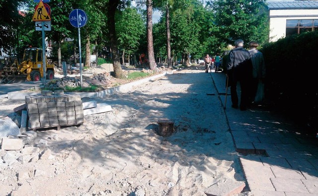 Remont ulicy Piłsudskiego będzie kosztowny. Po wylaniu nowego asfaltu na jezdnię, trzeba będzie kupić nową kostkę na chodnik. Mieszkańcy dziwią się po co, skoro obecna była w dobrym stanie