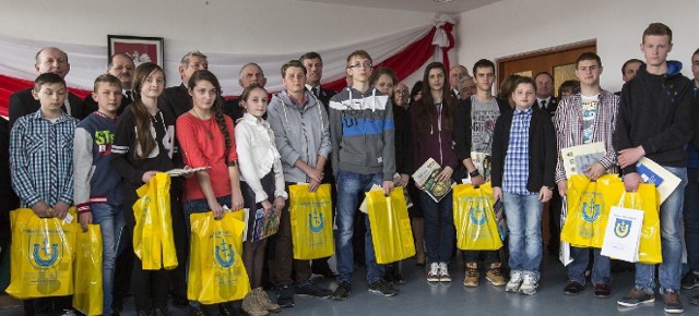 Wszyscy uczestnicy finału turnieju pożarniczego w powiecie pińczowskim zostali nagrodzeni przez władze powiatowe oraz gminne.