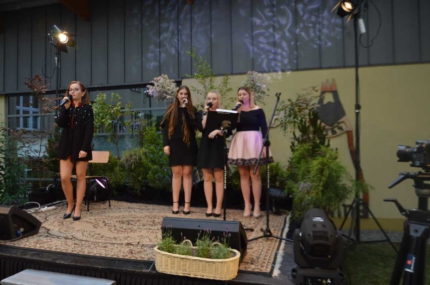 Skawina. Absolwenci i uczniowie prezentowali swój wokalny talent w Letnim Ogrodzie Piosenki