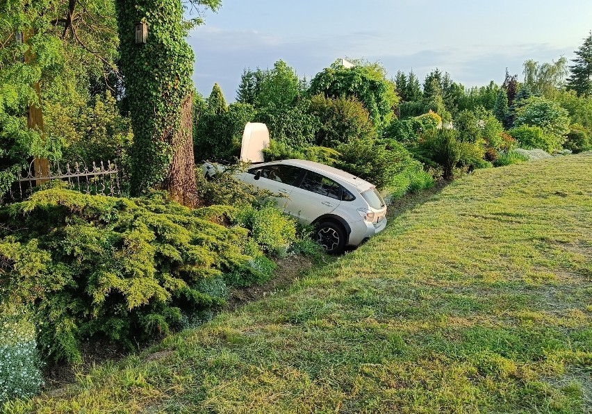 Białe subaru w rowie w Starych Oleszycach.