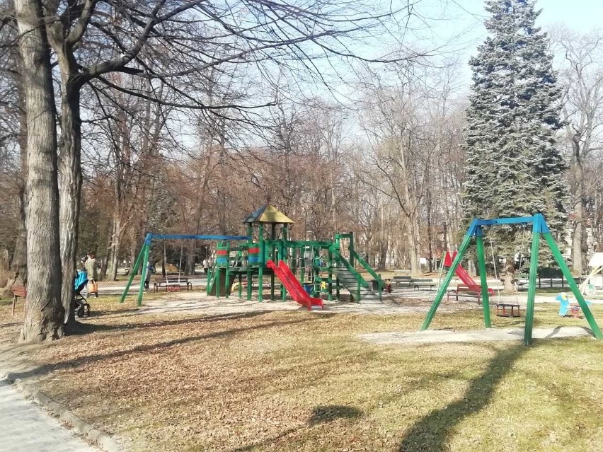 Park przy ul. Dąbrowskiego w Rzeszowie.