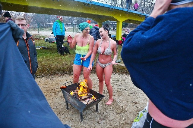 W niedzielę (28 listopada) na kąpielisku Morskie Oko we Wrocławiu odbyła się andrzejkowa impreza morsów. "Każdy powód jest dobry, aby się spotkać, sezon dopiero się rozkręca" – mówił jeden z uczestników. W lodowatej wodzie pluskały się wróżki, ale pojawił się też wiking. W trakcie kąpieli odśpiewano też "Sto lat". Uczestnicy morsowania, jak co tydzień, rozpoczęli od rozgrzewki przy dźwiękach muzyki, aby po godzinie 11 pod czujnym okiem ratownika wskoczyć do wody.Zobaczcie, jak się bawili na kolejnych slajdach --->
