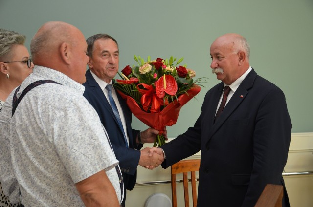 Wójt gminy Lipnik Andrzej Grządziel otrzymał po głosowaniu kwiaty i gratulacje.