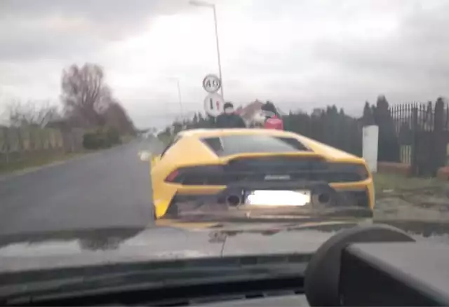 Nowy taryfikator mandatów zbiera kolejne żniwo. Tym razem padło na kierowcę lamborghini ze Środy Wielkopolskiej, który pędził w terenie zabudowanym 116 km/h. Policja ukarała pirata drogowego mandatem w wysokości 2,5 tys. złotych, a także zabrała mu prawo jazdy na 3 miesiące.Przejdź do kolejnego zdjęcia --->