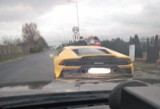 Kierowca lamborghini z Wielkopolski dostał 2,5 tys. zł mandatu. "Gdy przejeżdżał miastem, zwykłe auta przewracały się na bok"