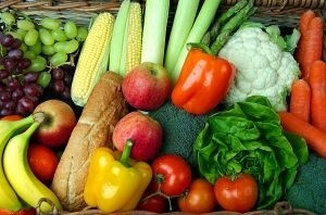 Choć lato w pełni, ceny warzyw i owoców nie spadają. (fot. sxc)