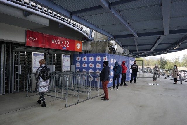 W środę, 5 maja, na Stadionie Miejskim w Poznaniu uruchomiony został punkt szczepień przeciwko koronawirusowi. Pierwszego dnia w punkcie zaszczepionych zostanie 600 osób. - Wszystko idzie zgodnie z planem. Pacjenci stosują się do naszych próśb i nie przychodzą za wcześnie na wyznaczone terminy - mówi Magdalena Pietrusik-Adamska, dyrektor Wydziału Zdrowia i Spraw Społecznych Urzędu Miasta Poznania. W nowym punkcie można zaszczepić się preparatami firm Moderna i AstraZeneca. Do końca tygodnia na stadionie zaszczepionych zostanie 2200 osób. - Do 26 maja łącznie podamy 6600 dawek - 2200 AstrąZenecą i 4400 Moderną. Obecnie wszystkie terminy na szczepienia są już zajęte. Jednak nasz punkt przygotowany jest by tygodniowo szczepić 7 tys. osób, dlatego też, jeżeli tylko otrzymamy informacje o dostwach szczepionek, będziemy sukcesywnie rozszerzać terminy - podkreśla Pietrusik-Adamska. Zobacz w naszej galerii, jak wyglądał pierwszy dzień szczepień na Stadionie Miejskim.Przejdź dalej -->