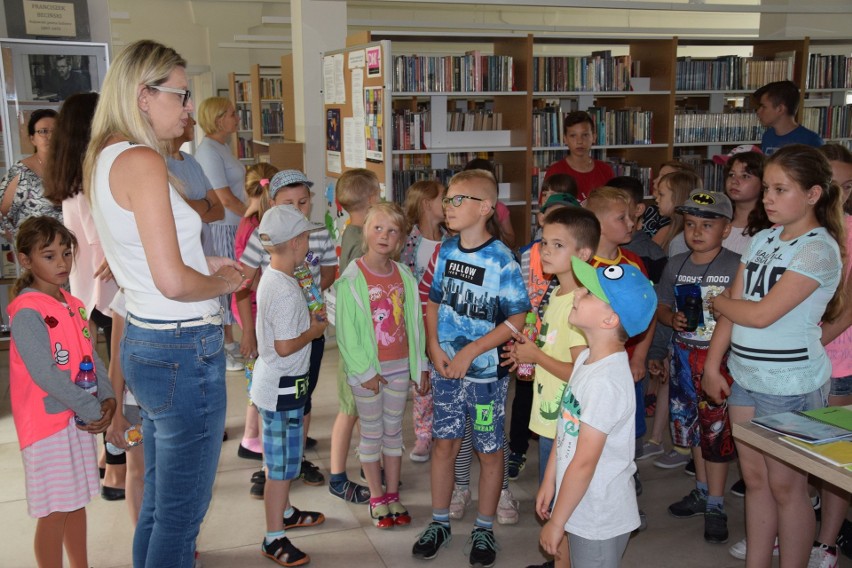 Choć mają bibliotekę w swojej szkole, uczniowie z Bieganowa chętnie zajrzeli do biblioteki w Radziejowie