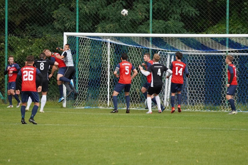 KS Grabówka (czarne spodenki) postawił się KS Wasilków, ale...