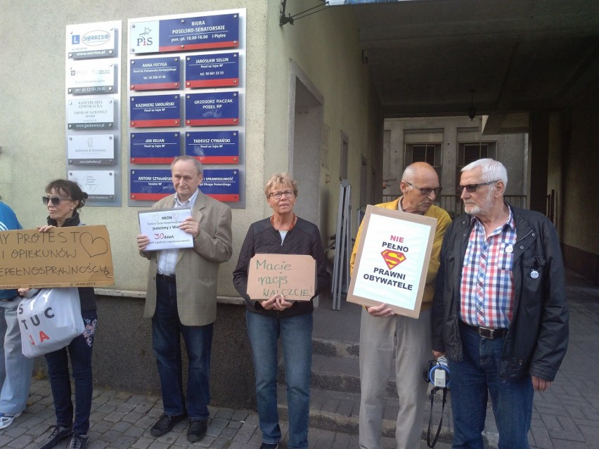 Protest wspierający osoby niepełnosprawne pod siedzibą PiS w...