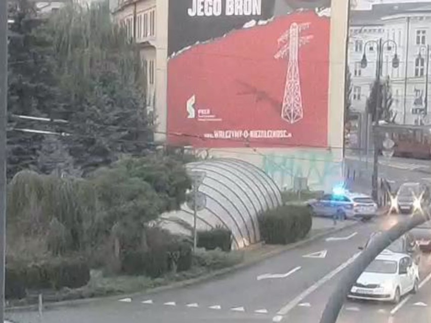 Wandale w centrum Bydgoszczy wyrywali słupki drogowe. Wypatrzył ich strażnik obsługujący monitoring [zdjęcia]