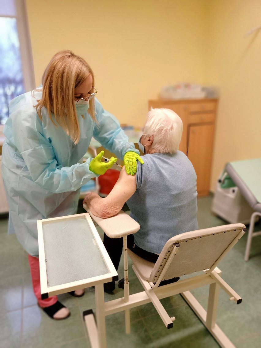 Bębło. Pierwszą zaszczepioną pacjentką przeciw COVID była 88-letnia mieszkanka Czajowic. Wszyscy pacjenci byli bardzo dzielni. 